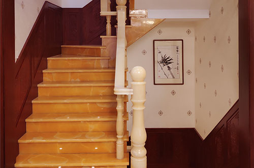 蕉城中式别墅室内汉白玉石楼梯的定制安装装饰效果